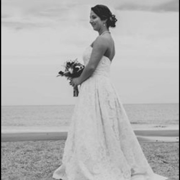 Gently used wedding dress - Picture 4 of 4